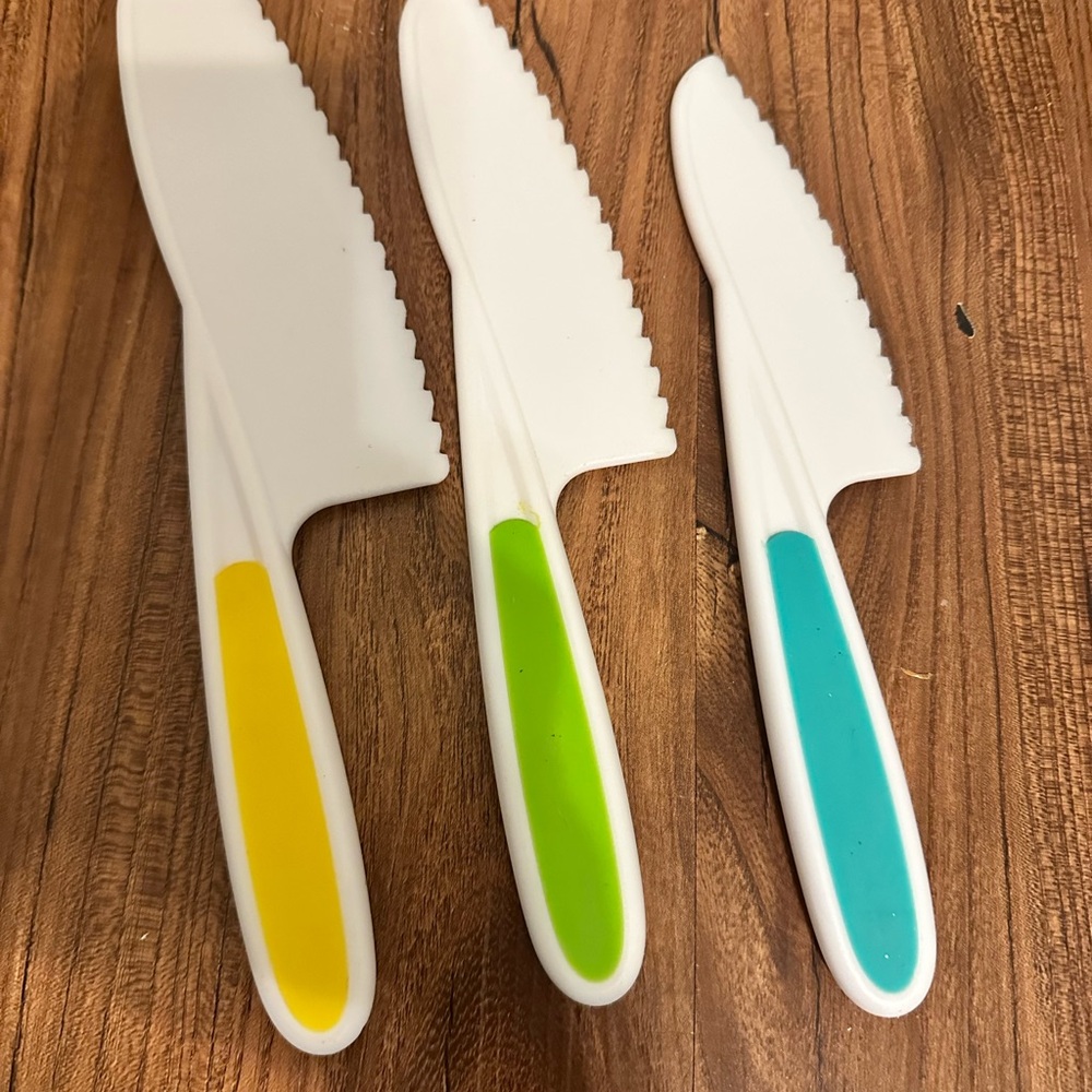 Source Unknown Kids Plastic Play Knives in Yellow, Green, Teal